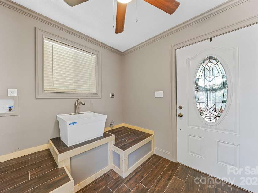 425 Lyndhurst Drive, Hendersonville, NC 28791.  MLS# CAR4302136, YatesRealty ID 3792. 