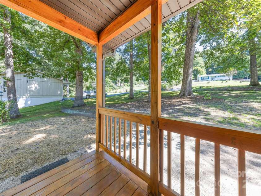 425 Lyndhurst Drive, Hendersonville, NC 28791.  MLS# CAR4302136, YatesRealty ID 3792. 