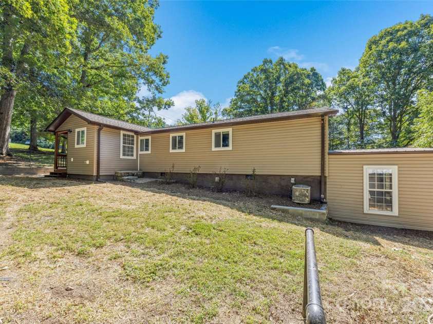 425 Lyndhurst Drive, Hendersonville, NC 28791.  MLS# CAR4302136, YatesRealty ID 3792. 