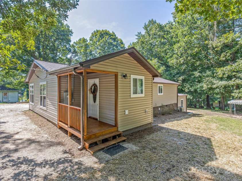 425 Lyndhurst Drive, Hendersonville, NC 28791.  MLS# CAR4302136, YatesRealty ID 3792. 