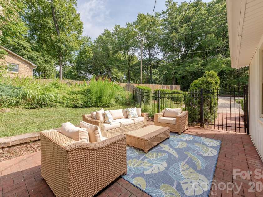 3600 Litchfield Road, Charlotte, NC 28211.  MLS# CAR4401318, YatesRealty ID 37926. 
