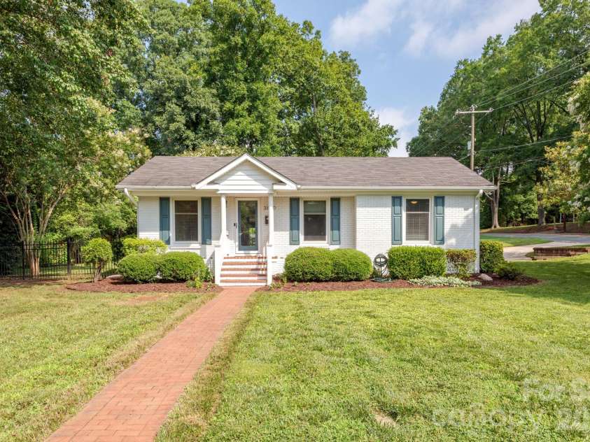 3600 Litchfield Road, Charlotte, NC 28211.  MLS# CAR4401318, YatesRealty ID 37926. Corner lot