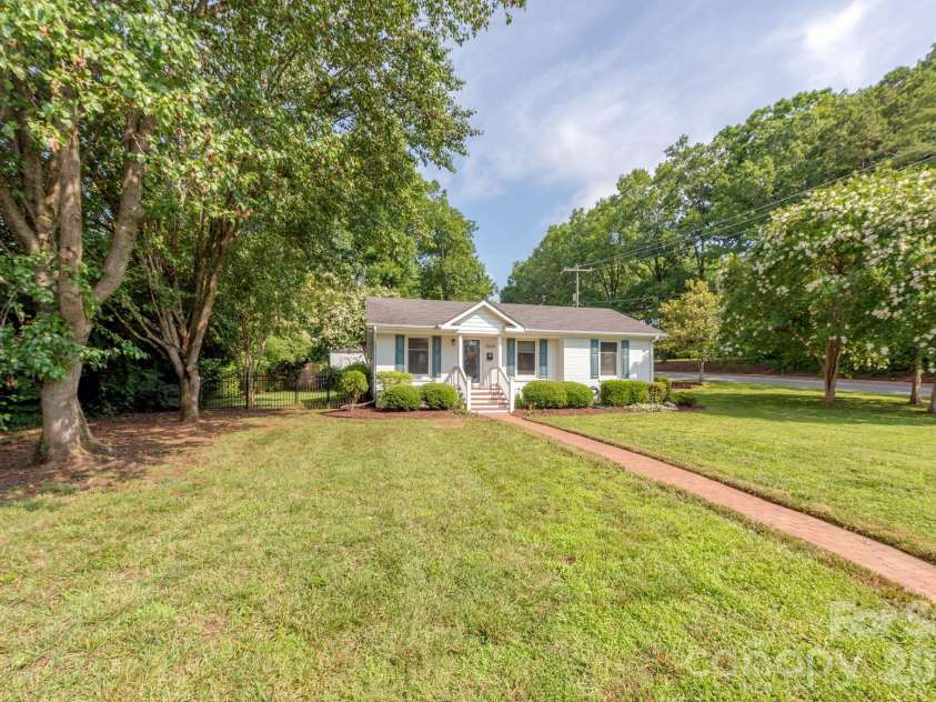 3600 Litchfield Road, Charlotte, NC 28211.  MLS# CAR4401318, YatesRealty ID 37926. Corner lot