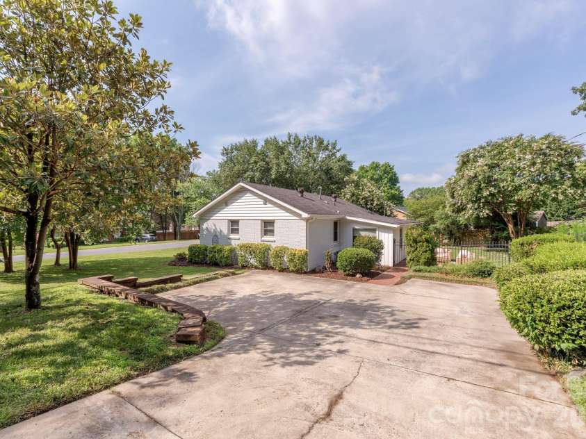 3600 Litchfield Road, Charlotte, NC 28211.  MLS# CAR4401318, YatesRealty ID 37926. Corner lot