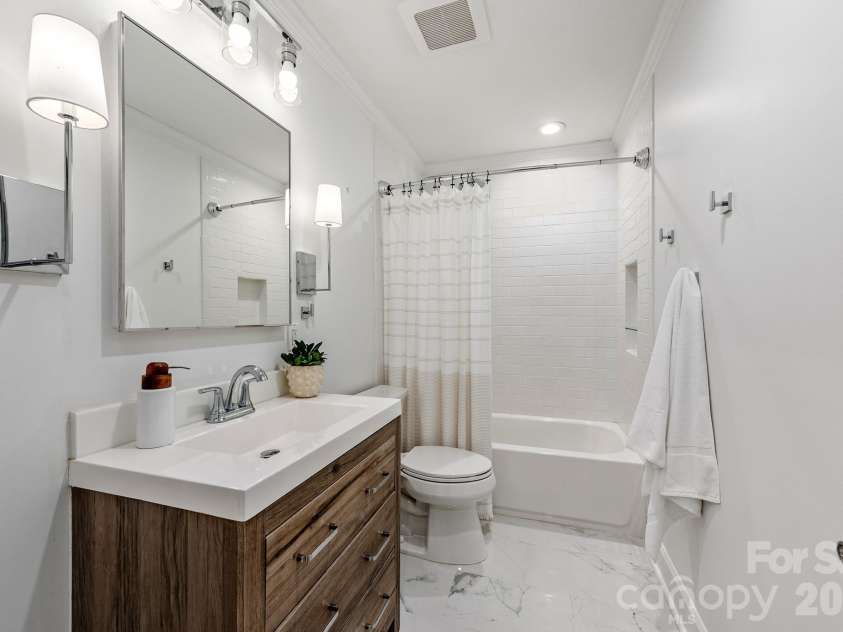 3600 Litchfield Road, Charlotte, NC 28211.  MLS# CAR4401318, YatesRealty ID 37926. Hall full bathroom