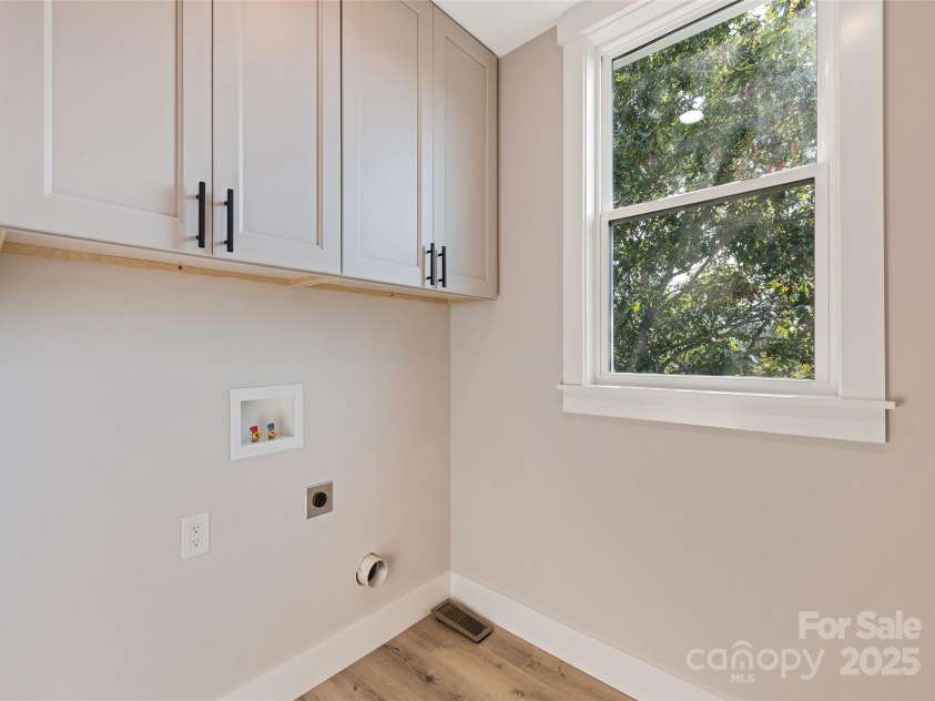 148 Amblers Knoll Road, Weaverville, NC 28787.  MLS# CAR4253906, YatesRealty ID 3793. Main Floor Laundry