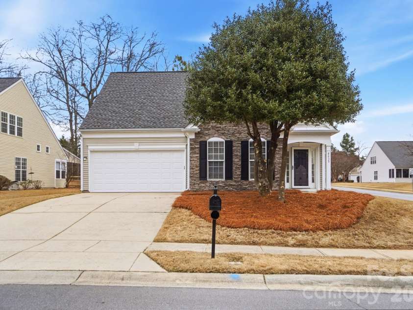 8835 Kestral Ridge Drive, Charlotte, NC 28269.  MLS# CAR4353164, YatesRealty ID 3793. 