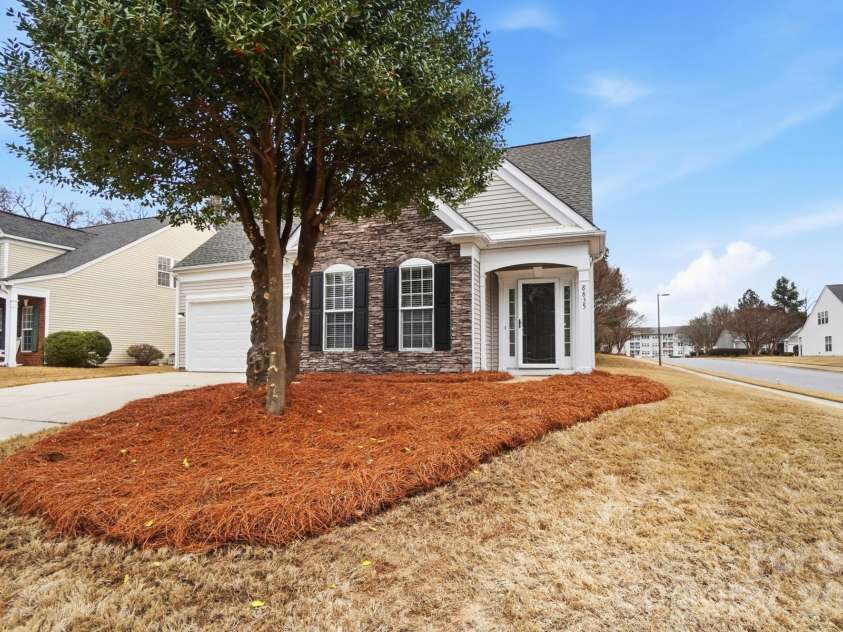 8835 Kestral Ridge Drive, Charlotte, NC 28269.  MLS# CAR4353164, YatesRealty ID 3793. 
