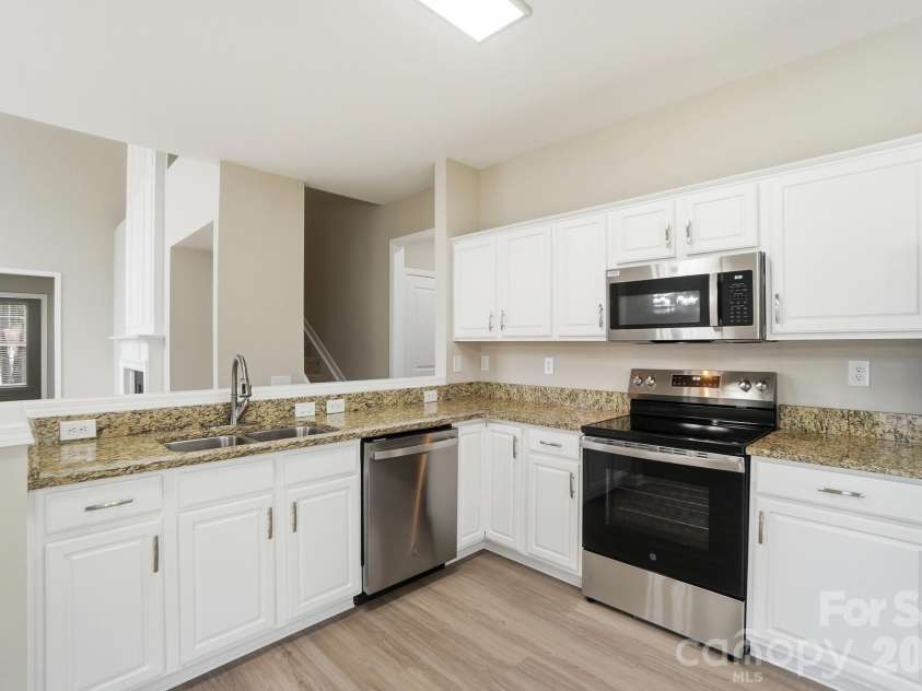 8835 Kestral Ridge Drive, Charlotte, NC 28269.  MLS# CAR4353164, YatesRealty ID 3793. 