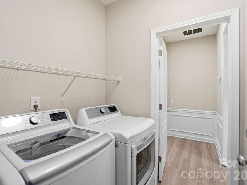 8835 Kestral Ridge Drive, Charlotte, NC 28269.  MLS# CAR4353164, YatesRealty ID 3793. 