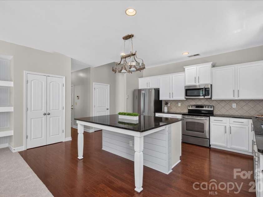 1030 Kaiser Way, Fort Mill, SC 29715.  MLS# CAR4397966, YatesRealty ID 37936. Kitchen