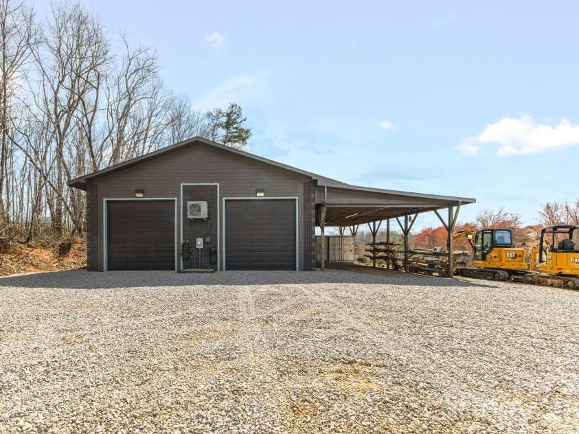 17 Red Leaf Road, Asheville, NC 28806.  MLS# CAR4356128, YatesRealty ID 3794. Garage/warehouse