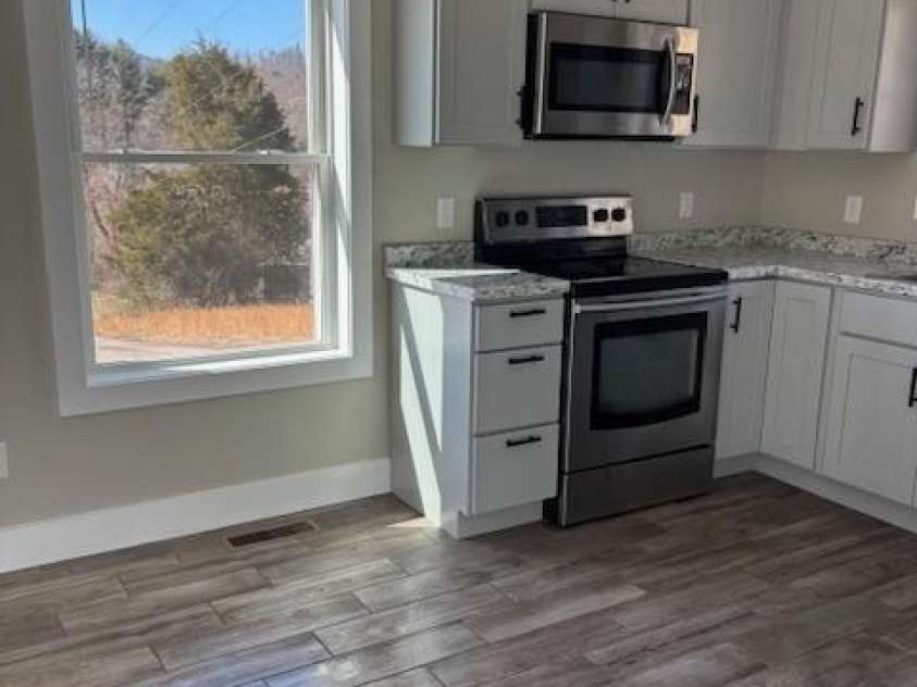 17 Red Leaf Road, Asheville, NC 28806.  MLS# CAR4356128, YatesRealty ID 3794. Kitchen in cottage