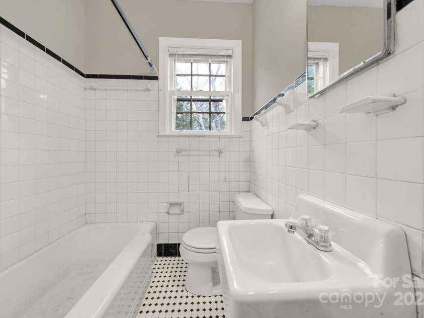 951 Cedar Street, Rock Hill, SC 29730.  MLS# CAR4210338, YatesRealty ID 3794. 2nd Bathroom