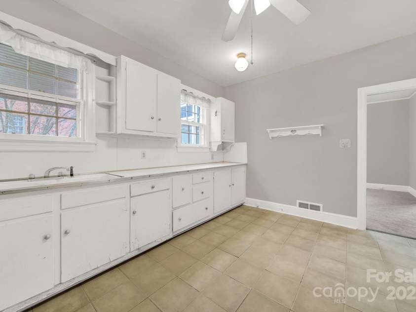 951 Cedar Street, Rock Hill, SC 29730.  MLS# CAR4210338, YatesRealty ID 3794. Kitchen