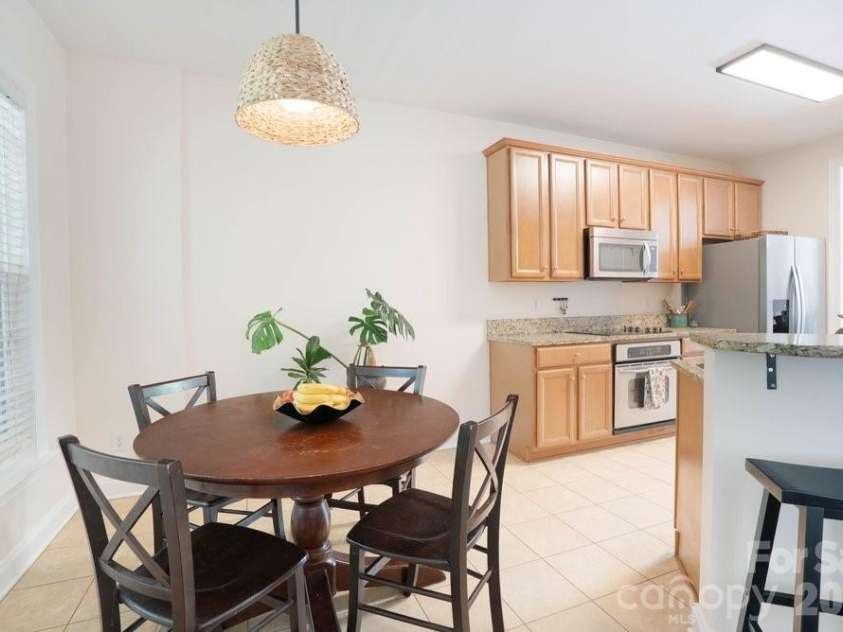 147 Honeysuckle Creek Loop, Mooresville, NC 28117.  MLS# CAR4368793, YatesRealty ID 37940. Breakfast Area & Bar Seating