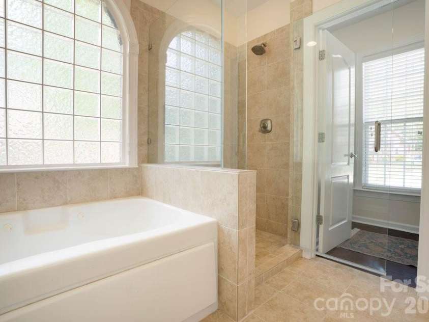 147 Honeysuckle Creek Loop, Mooresville, NC 28117.  MLS# CAR4368793, YatesRealty ID 37940. Primary Bath w/ Whirlpool Tub