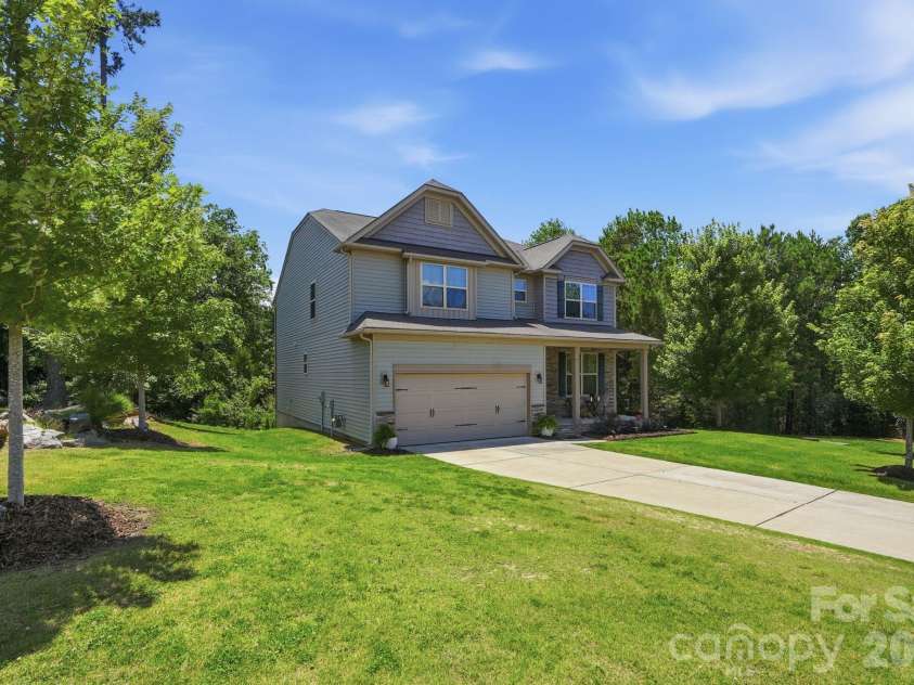4870 Summerside Drive, Clover, SC 29710.  MLS# CAR4394846, YatesRealty ID 37943. Front driveway
