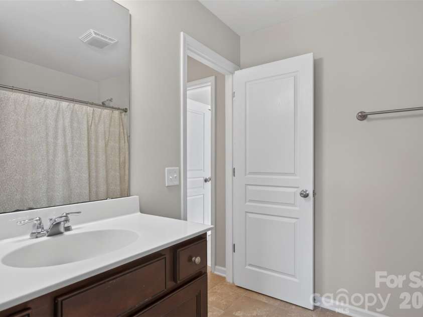 10601 Waxhaw Manor Drive, Waxhaw, NC 28173.  MLS# CAR4397302, YatesRealty ID 37944. Full bath