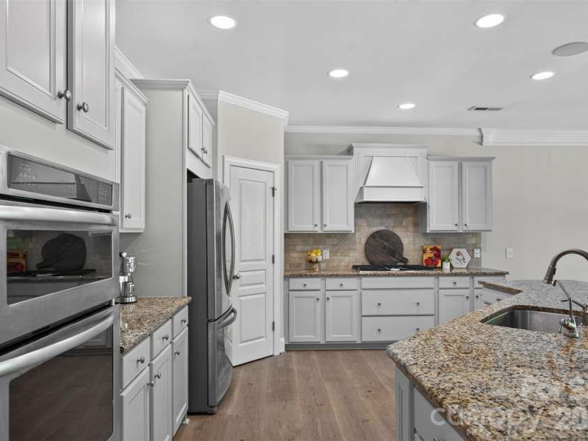 10601 Waxhaw Manor Drive, Waxhaw, NC 28173.  MLS# CAR4397302, YatesRealty ID 37944. Kitchen