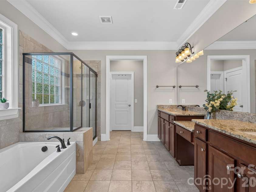 10601 Waxhaw Manor Drive, Waxhaw, NC 28173.  MLS# CAR4397302, YatesRealty ID 37944. Primary Bath