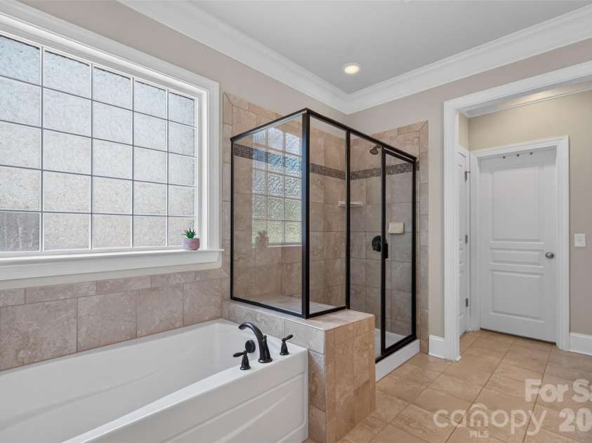 10601 Waxhaw Manor Drive, Waxhaw, NC 28173.  MLS# CAR4397302, YatesRealty ID 37944. Primary Bath