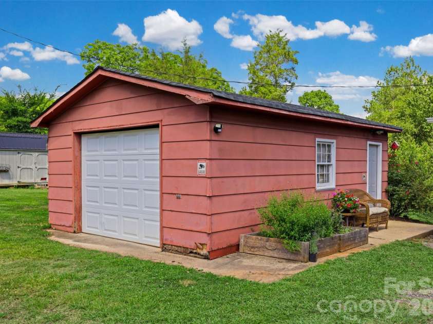 1411 Oakdale Road, Rock Hill, SC 29730.  MLS# CAR4399512, YatesRealty ID 37946. Perfect spot for all your workshop needs