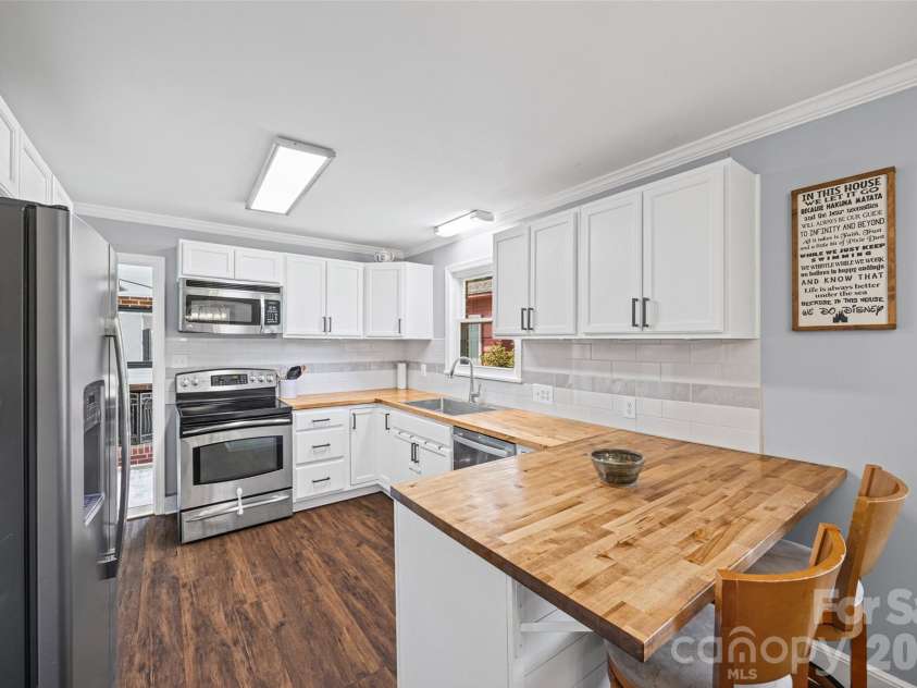 1411 Oakdale Road, Rock Hill, SC 29730.  MLS# CAR4399512, YatesRealty ID 37946. Remodeled kitchen