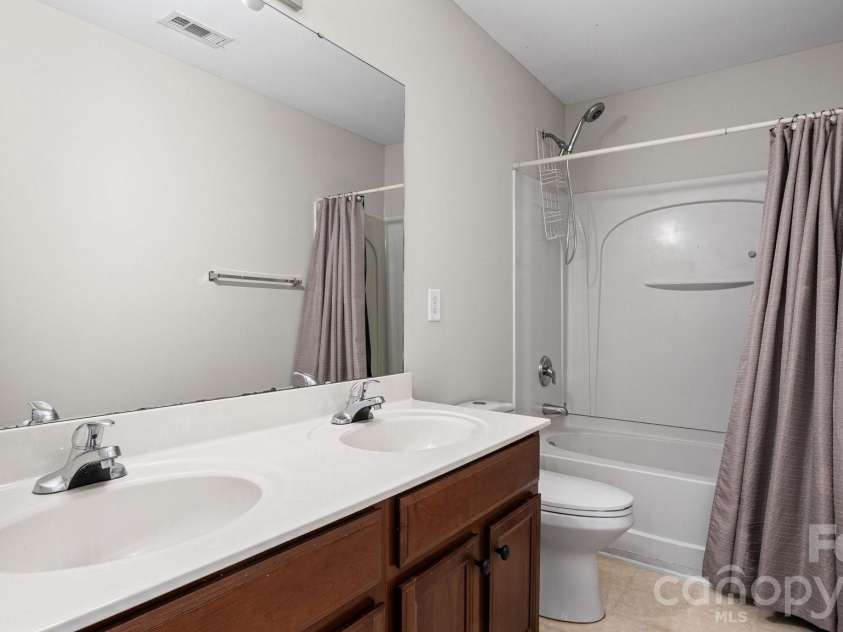 2001 Choke Berry Way, Waxhaw, NC 28173.  MLS# CAR4401025, YatesRealty ID 37947. Full bathroom 2