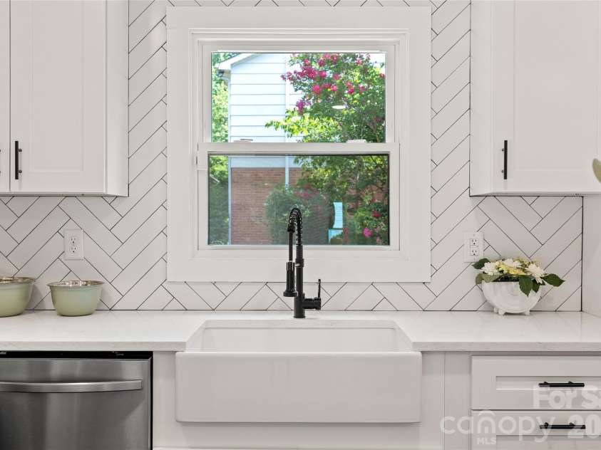 5416 Londonderry Road, Charlotte, NC 28210.  MLS# CAR4401068, YatesRealty ID 37948. 