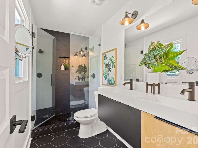5416 Londonderry Road, Charlotte, NC 28210.  MLS# CAR4401068, YatesRealty ID 37948. 