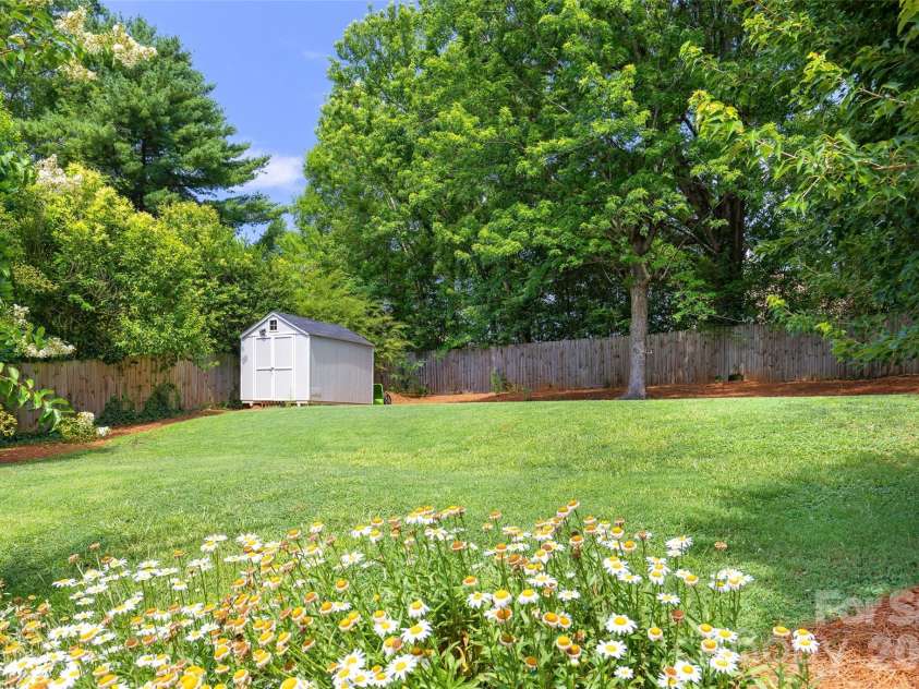 5416 Londonderry Road, Charlotte, NC 28210.  MLS# CAR4401068, YatesRealty ID 37948. 