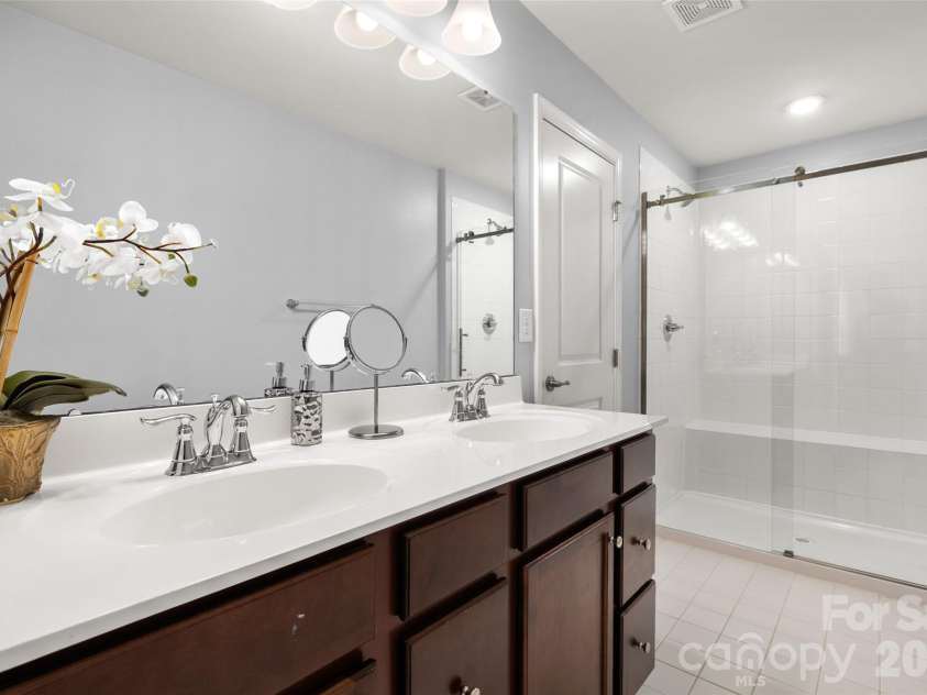 315 Scenic View Lane, Matthews, NC 28104.  MLS# CAR4403883, YatesRealty ID 37958. 