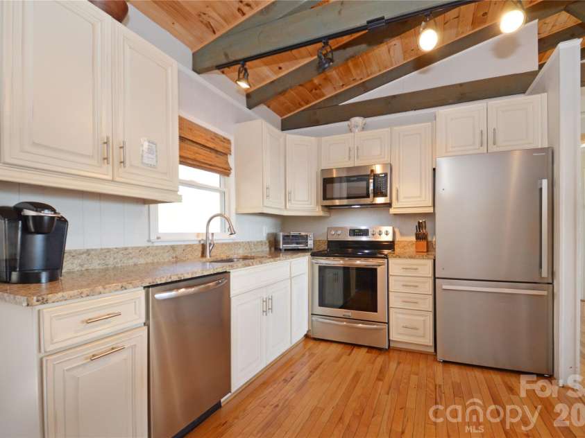 8007 Cloud Forest Lane, Blowing Rock, NC 28605.  MLS# CAR4334576, YatesRealty ID 3796. 