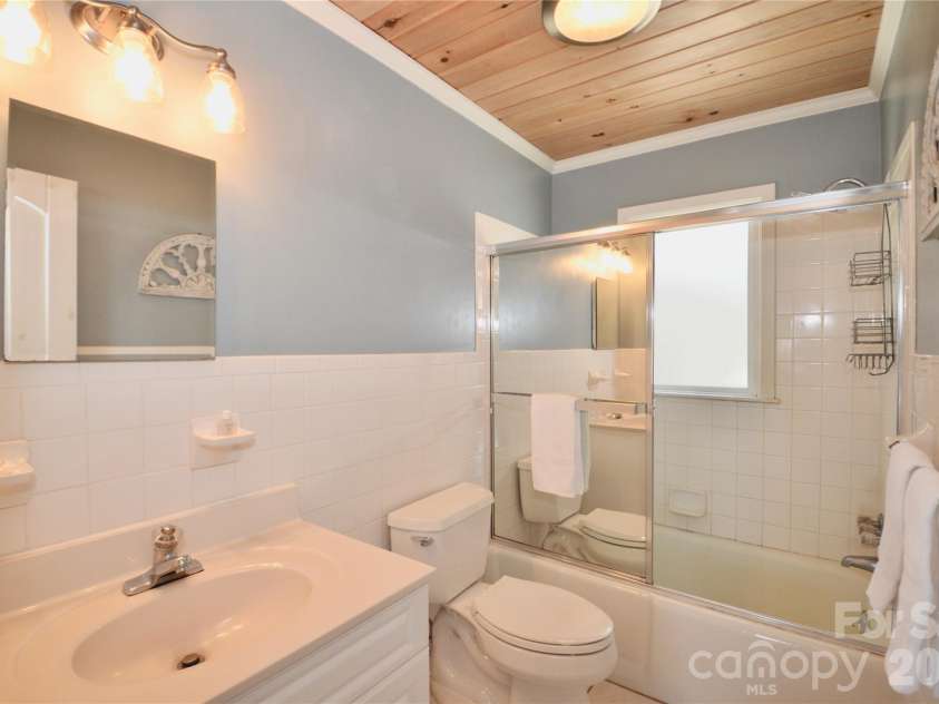 8007 Cloud Forest Lane, Blowing Rock, NC 28605.  MLS# CAR4334576, YatesRealty ID 3796. 