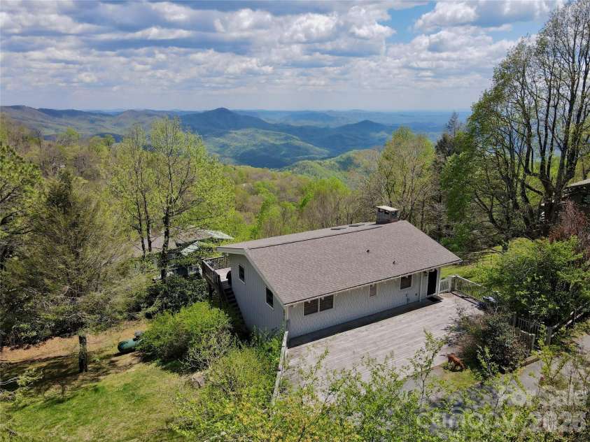 8007 Cloud Forest Lane, Blowing Rock, NC 28605.  MLS# CAR4334576, YatesRealty ID 3796. 