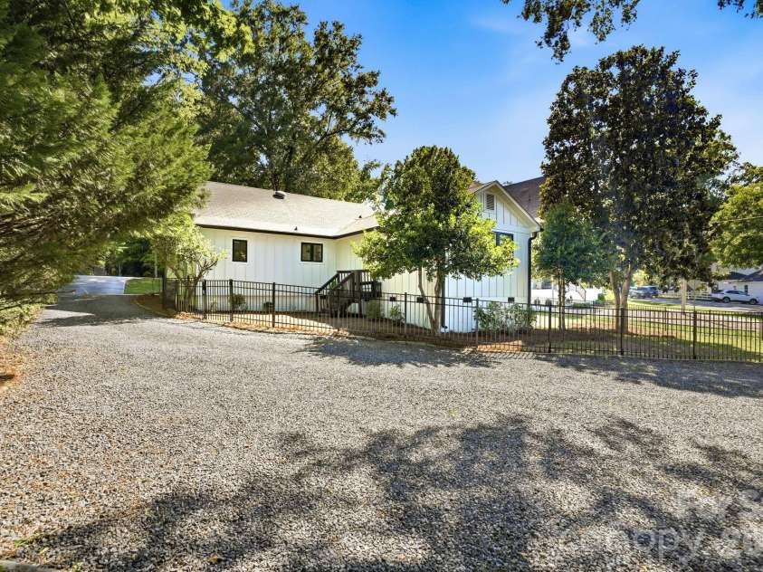 711 Concord Road, Davidson, NC 28036.  MLS# CAR4405101, YatesRealty ID 37960. 