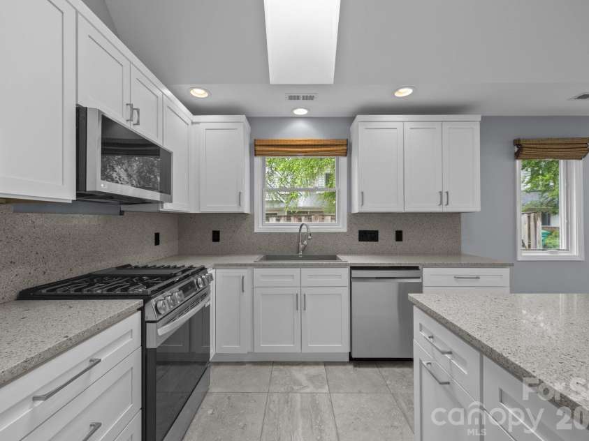 41 Beekeeper Trail, Swannanoa, NC 28778.  MLS# CAR4402946, YatesRealty ID 37962. Gorgeous kitchen