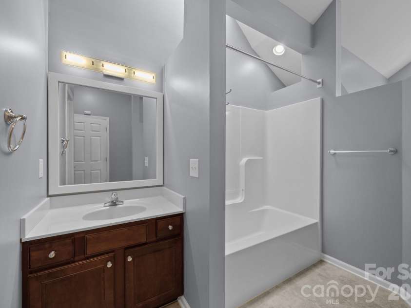41 Beekeeper Trail, Swannanoa, NC 28778.  MLS# CAR4402946, YatesRealty ID 37962. Upper level full bath