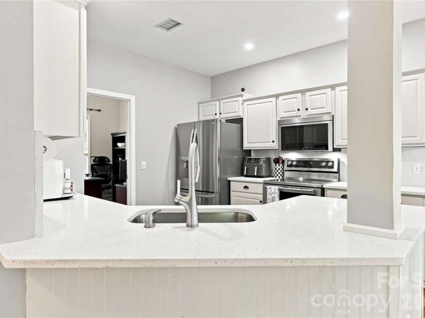 8600 Fieldcroft Drive, Charlotte, NC 28277.  MLS# CAR4401060, YatesRealty ID 37963. 