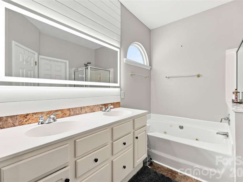 8600 Fieldcroft Drive, Charlotte, NC 28277.  MLS# CAR4401060, YatesRealty ID 37963. 