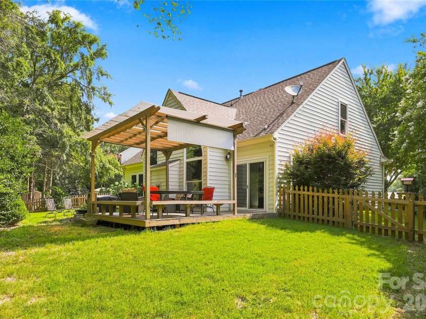 8600 Fieldcroft Drive, Charlotte, NC 28277.  MLS# CAR4401060, YatesRealty ID 37963. 