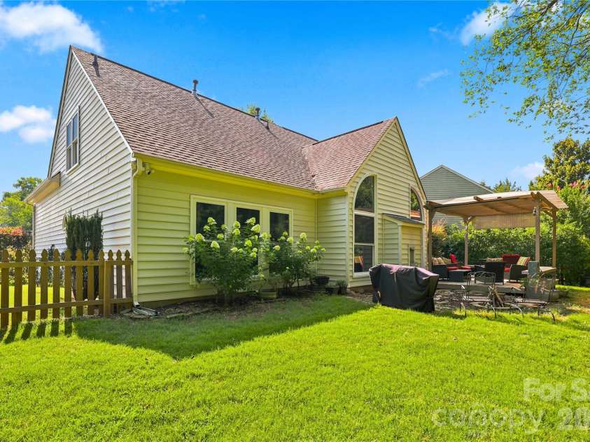 8600 Fieldcroft Drive, Charlotte, NC 28277.  MLS# CAR4401060, YatesRealty ID 37963. 