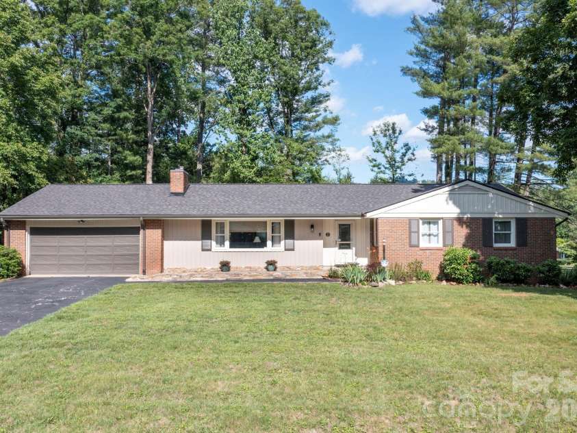 1 Oakwilde Drive, Asheville, NC 28803.  MLS# CAR4383172, YatesRealty ID 37970. 