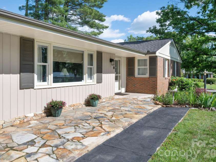 1 Oakwilde Drive, Asheville, NC 28803.  MLS# CAR4383172, YatesRealty ID 37970. 