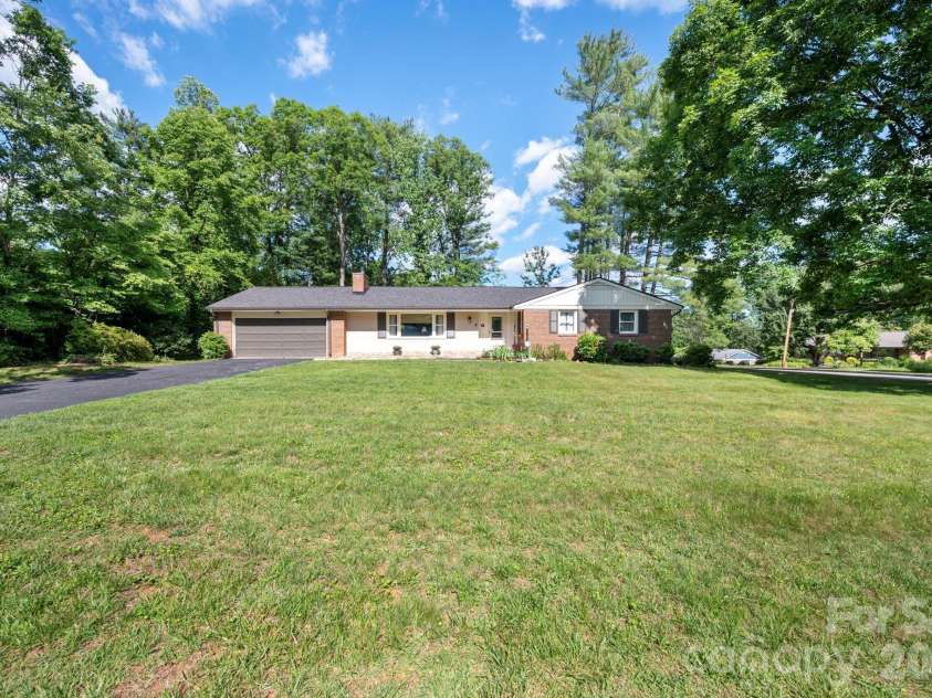1 Oakwilde Drive, Asheville, NC 28803.  MLS# CAR4383172, YatesRealty ID 37970. 