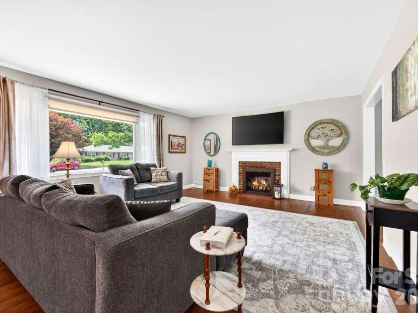 1 Oakwilde Drive, Asheville, NC 28803.  MLS# CAR4383172, YatesRealty ID 37970. 