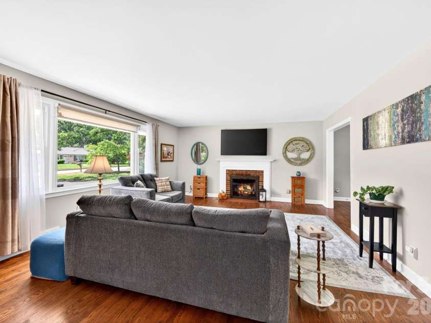 1 Oakwilde Drive, Asheville, NC 28803.  MLS# CAR4383172, YatesRealty ID 37970. 