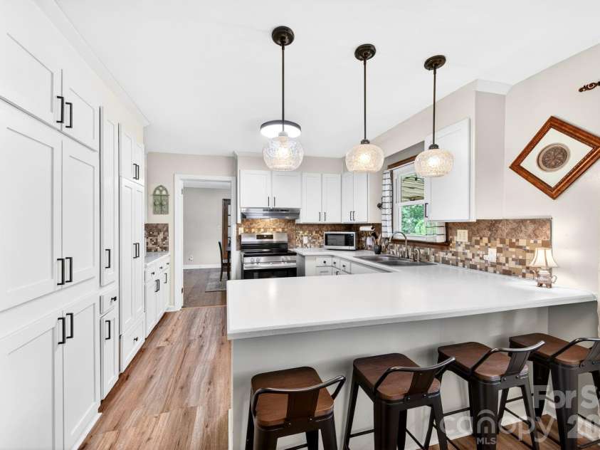 1 Oakwilde Drive, Asheville, NC 28803.  MLS# CAR4383172, YatesRealty ID 37970. 