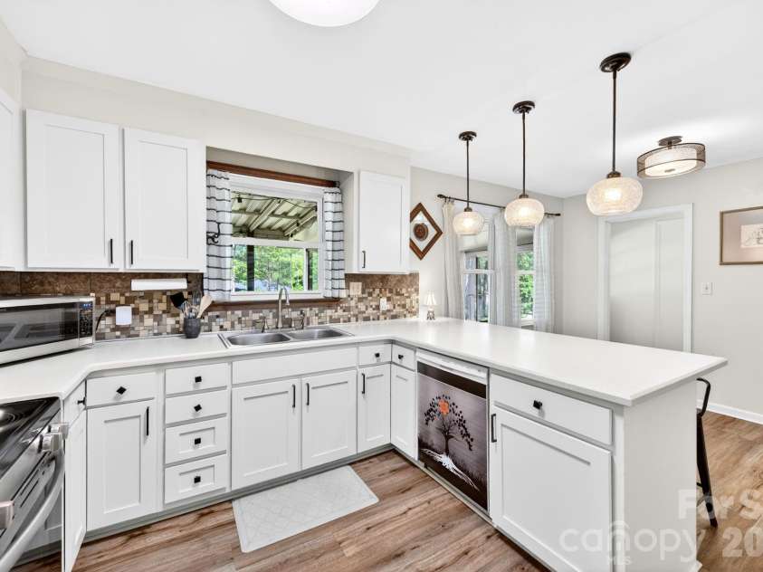 1 Oakwilde Drive, Asheville, NC 28803.  MLS# CAR4383172, YatesRealty ID 37970. 